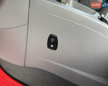 Белый Рено Зое, объемом двигателя 0 л и пробегом 75 тыс. км за 6400 $, фото 10 на Automoto.ua