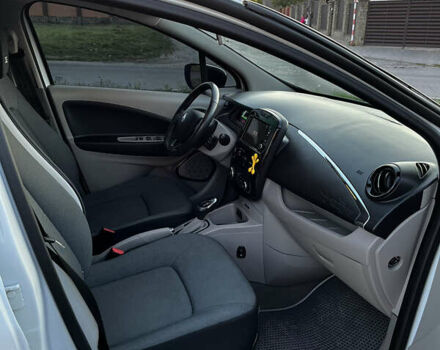 Белый Рено Зое, объемом двигателя 0 л и пробегом 76 тыс. км за 7799 $, фото 13 на Automoto.ua