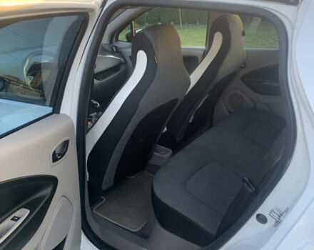 Белый Рено Зое, объемом двигателя 0 л и пробегом 85 тыс. км за 5950 $, фото 12 на Automoto.ua