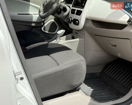 Белый Рено Зое, объемом двигателя 0 л и пробегом 50 тыс. км за 7650 $, фото 27 на Automoto.ua