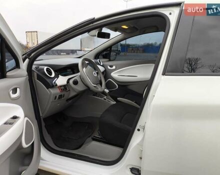 Белый Рено Зое, объемом двигателя 0 л и пробегом 79 тыс. км за 7100 $, фото 3 на Automoto.ua