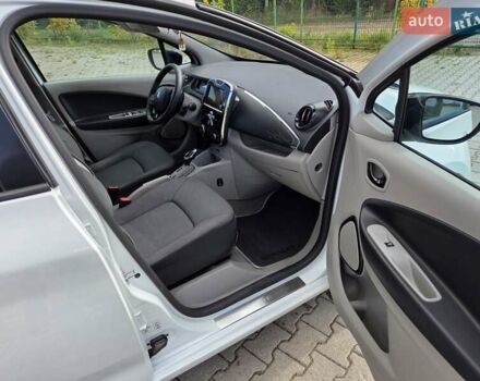 Белый Рено Зое, объемом двигателя 0 л и пробегом 147 тыс. км за 5900 $, фото 17 на Automoto.ua
