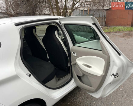 Белый Рено Зое, объемом двигателя 0 л и пробегом 115 тыс. км за 5950 $, фото 12 на Automoto.ua