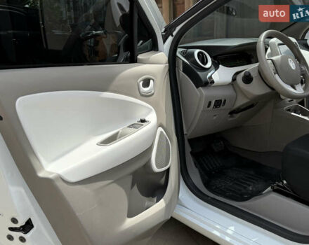 Белый Рено Зое, объемом двигателя 0 л и пробегом 50 тыс. км за 7650 $, фото 25 на Automoto.ua