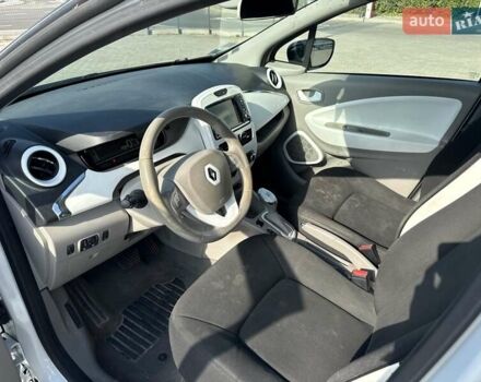 Белый Рено Зое, объемом двигателя 0 л и пробегом 147 тыс. км за 5900 $, фото 16 на Automoto.ua