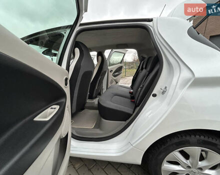Білий Рено Зое, об'ємом двигуна 0 л та пробігом 87 тис. км за 7800 $, фото 9 на Automoto.ua