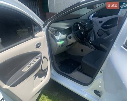 Белый Рено Зое, объемом двигателя 0 л и пробегом 154 тыс. км за 6500 $, фото 13 на Automoto.ua