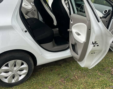 Белый Рено Зое, объемом двигателя 0 л и пробегом 116 тыс. км за 6900 $, фото 9 на Automoto.ua