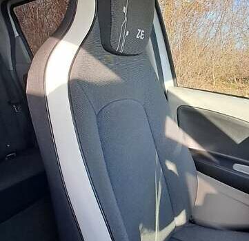 Белый Рено Зое, объемом двигателя 0 л и пробегом 163 тыс. км за 7950 $, фото 27 на Automoto.ua