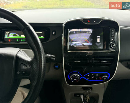 Белый Рено Зое, объемом двигателя 0 л и пробегом 130 тыс. км за 6999 $, фото 11 на Automoto.ua