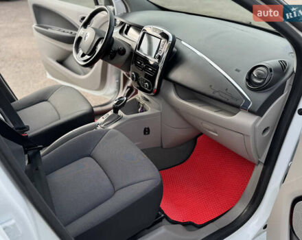 Белый Рено Зое, объемом двигателя 0 л и пробегом 75 тыс. км за 6400 $, фото 14 на Automoto.ua