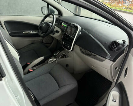 Белый Рено Зое, объемом двигателя 0 л и пробегом 130 тыс. км за 6999 $, фото 4 на Automoto.ua