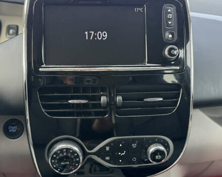 Белый Рено Зое, объемом двигателя 0 л и пробегом 75 тыс. км за 6400 $, фото 7 на Automoto.ua