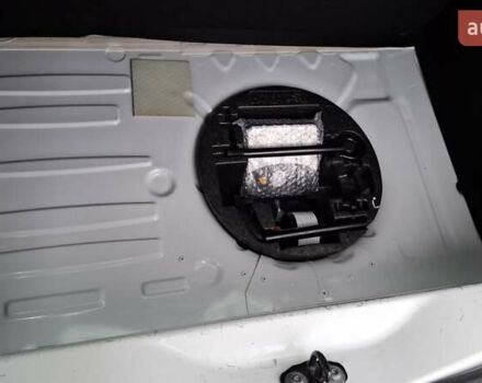 Белый Рено Зое, объемом двигателя 0 л и пробегом 61 тыс. км за 6600 $, фото 28 на Automoto.ua