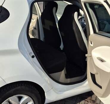 Белый Рено Зое, объемом двигателя 0 л и пробегом 84 тыс. км за 9600 $, фото 8 на Automoto.ua