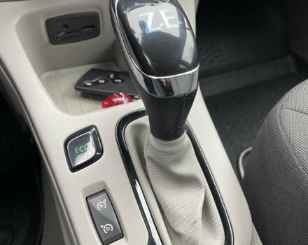 Белый Рено Зое, объемом двигателя 0 л и пробегом 115 тыс. км за 7100 $, фото 14 на Automoto.ua