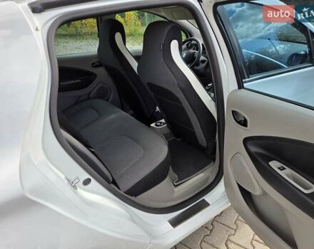 Белый Рено Зое, объемом двигателя 0 л и пробегом 147 тыс. км за 5900 $, фото 11 на Automoto.ua