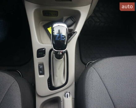 Білий Рено Зое, об'ємом двигуна 0 л та пробігом 111 тис. км за 7555 $, фото 38 на Automoto.ua