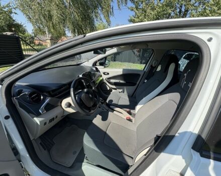 Белый Рено Зое, объемом двигателя 0 л и пробегом 82 тыс. км за 5800 $, фото 15 на Automoto.ua