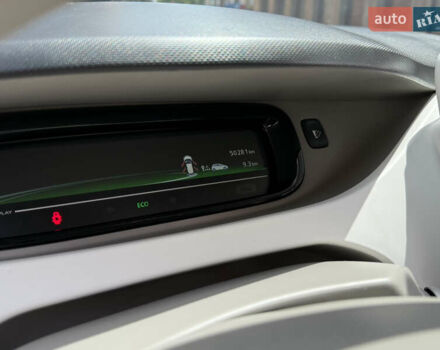 Белый Рено Зое, объемом двигателя 0 л и пробегом 50 тыс. км за 7650 $, фото 18 на Automoto.ua