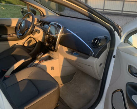 Белый Рено Зое, объемом двигателя 0 л и пробегом 85 тыс. км за 5950 $, фото 14 на Automoto.ua