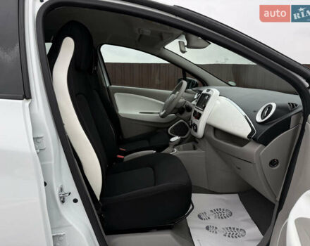 Белый Рено Зое, объемом двигателя 0 л и пробегом 125 тыс. км за 6700 $, фото 36 на Automoto.ua