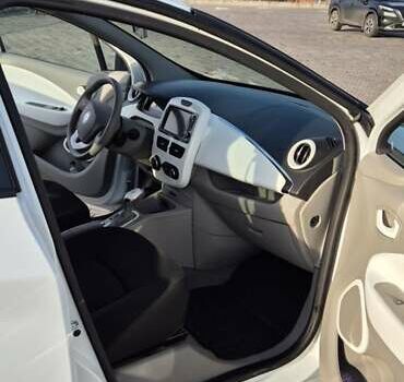Белый Рено Зое, объемом двигателя 0 л и пробегом 84 тыс. км за 9600 $, фото 7 на Automoto.ua