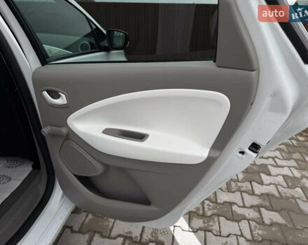 Белый Рено Зое, объемом двигателя 0 л и пробегом 125 тыс. км за 6700 $, фото 24 на Automoto.ua