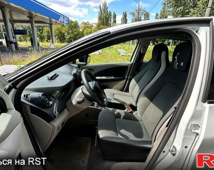 Белый Рено Зое, объемом двигателя 65 л и пробегом 93 тыс. км за 7500 $, фото 5 на Automoto.ua