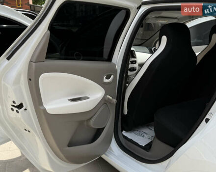 Белый Рено Зое, объемом двигателя 0 л и пробегом 50 тыс. км за 7650 $, фото 24 на Automoto.ua