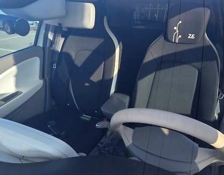 Білий Рено Зое, об'ємом двигуна 0 л та пробігом 192 тис. км за 5700 $, фото 3 на Automoto.ua