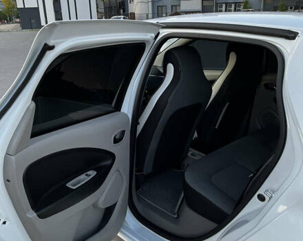 Белый Рено Зое, объемом двигателя 0 л и пробегом 76 тыс. км за 7799 $, фото 11 на Automoto.ua