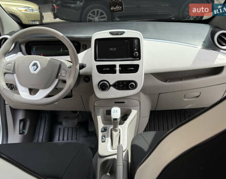 Белый Рено Зое, объемом двигателя 0 л и пробегом 50 тыс. км за 7650 $, фото 19 на Automoto.ua
