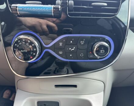 Белый Рено Зое, объемом двигателя 2 л и пробегом 77 тыс. км за 7200 $, фото 6 на Automoto.ua