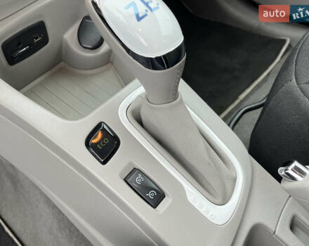 Белый Рено Зое, объемом двигателя 0 л и пробегом 115 тыс. км за 5950 $, фото 16 на Automoto.ua