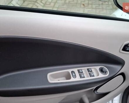 Белый Рено Зое, объемом двигателя 0 л и пробегом 61 тыс. км за 6600 $, фото 27 на Automoto.ua