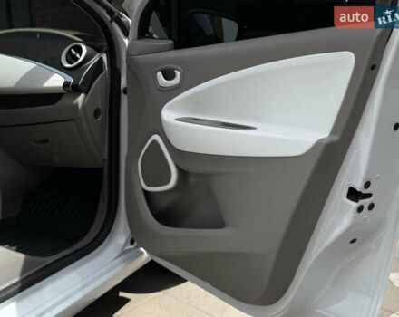 Белый Рено Зое, объемом двигателя 0 л и пробегом 50 тыс. км за 7650 $, фото 28 на Automoto.ua