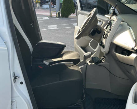 Белый Рено Зое, объемом двигателя 0 л и пробегом 150 тыс. км за 6900 $, фото 8 на Automoto.ua