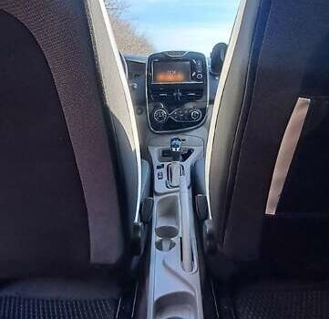 Белый Рено Зое, объемом двигателя 0 л и пробегом 163 тыс. км за 7950 $, фото 14 на Automoto.ua