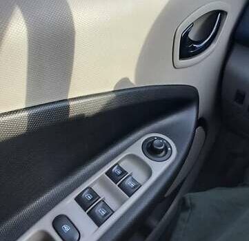 Белый Рено Зое, объемом двигателя 0 л и пробегом 163 тыс. км за 7950 $, фото 30 на Automoto.ua