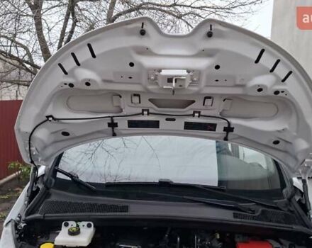 Белый Рено Зое, объемом двигателя 0 л и пробегом 61 тыс. км за 6600 $, фото 25 на Automoto.ua