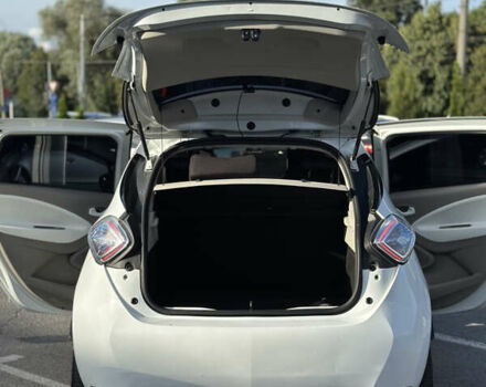 Белый Рено Зое, объемом двигателя 0 л и пробегом 150 тыс. км за 6900 $, фото 12 на Automoto.ua