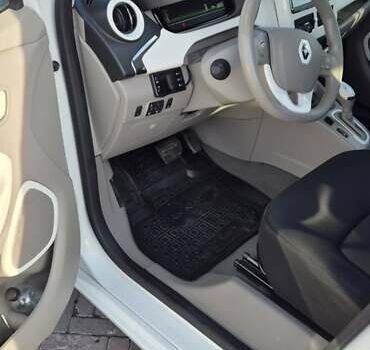 Белый Рено Зое, объемом двигателя 0 л и пробегом 84 тыс. км за 9600 $, фото 4 на Automoto.ua