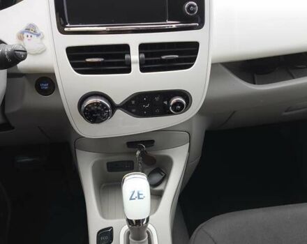 Белый Рено Зое, объемом двигателя 0 л и пробегом 79 тыс. км за 7100 $, фото 1 на Automoto.ua