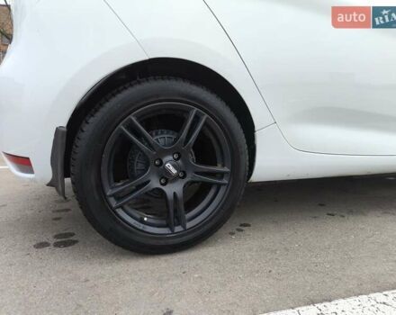 Белый Рено Зое, объемом двигателя 0 л и пробегом 79 тыс. км за 7100 $, фото 6 на Automoto.ua