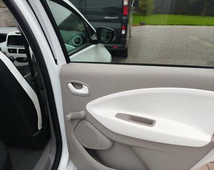 Белый Рено Зое, объемом двигателя 0 л и пробегом 96 тыс. км за 6850 $, фото 9 на Automoto.ua