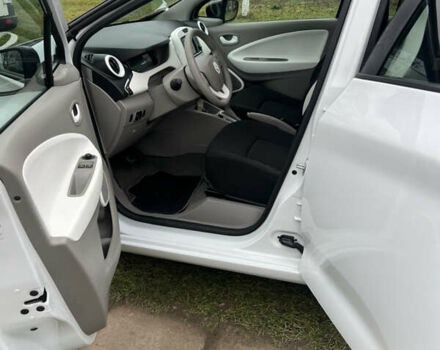 Белый Рено Зое, объемом двигателя 0 л и пробегом 116 тыс. км за 6900 $, фото 6 на Automoto.ua