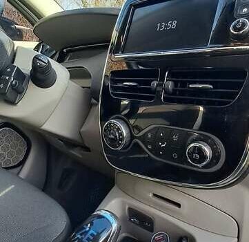 Белый Рено Зое, объемом двигателя 0 л и пробегом 163 тыс. км за 7950 $, фото 25 на Automoto.ua