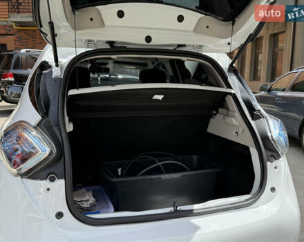 Белый Рено Зое, объемом двигателя 0 л и пробегом 50 тыс. км за 7650 $, фото 16 на Automoto.ua