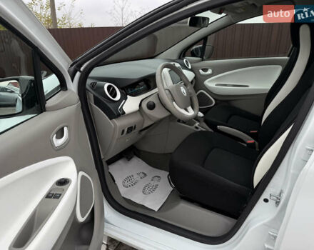 Белый Рено Зое, объемом двигателя 0 л и пробегом 125 тыс. км за 6700 $, фото 34 на Automoto.ua